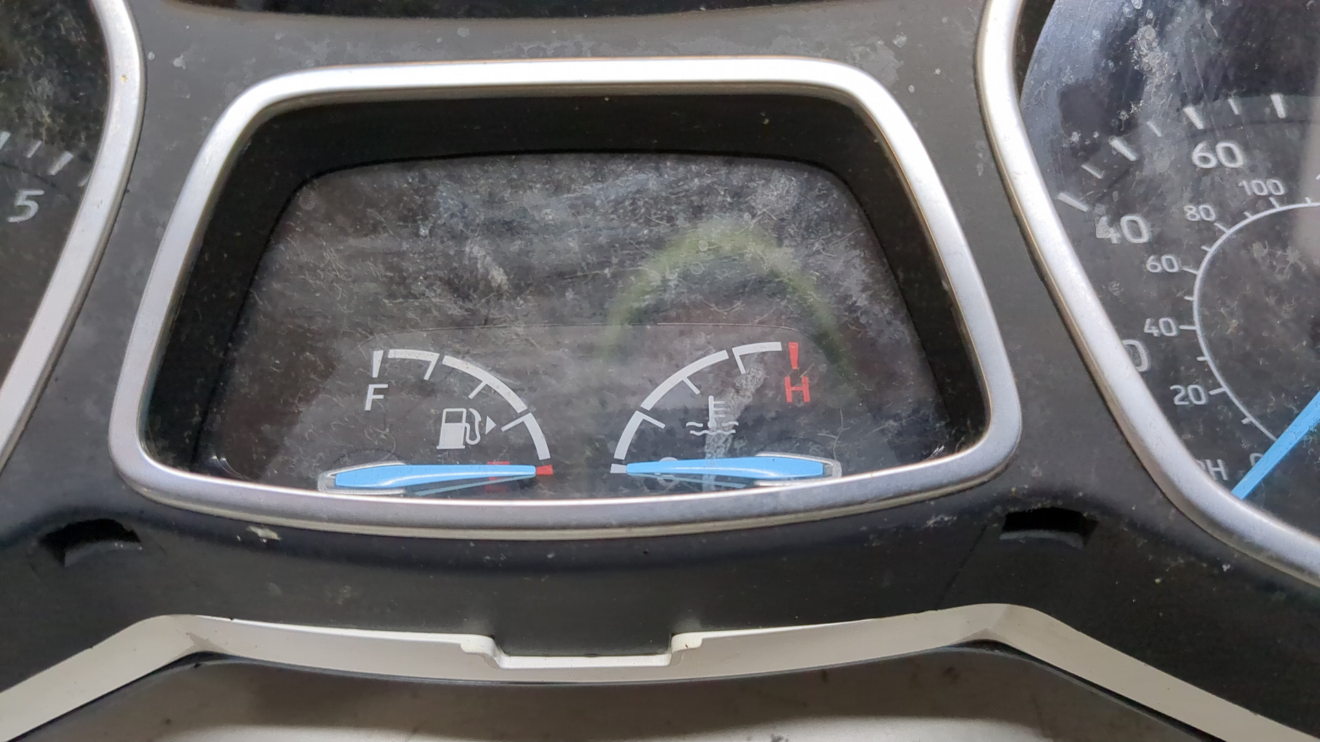 Панель приборов