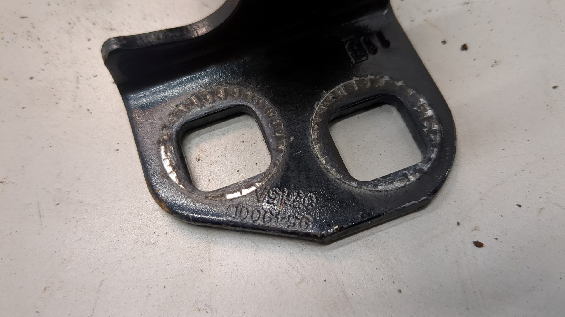 Петля двери