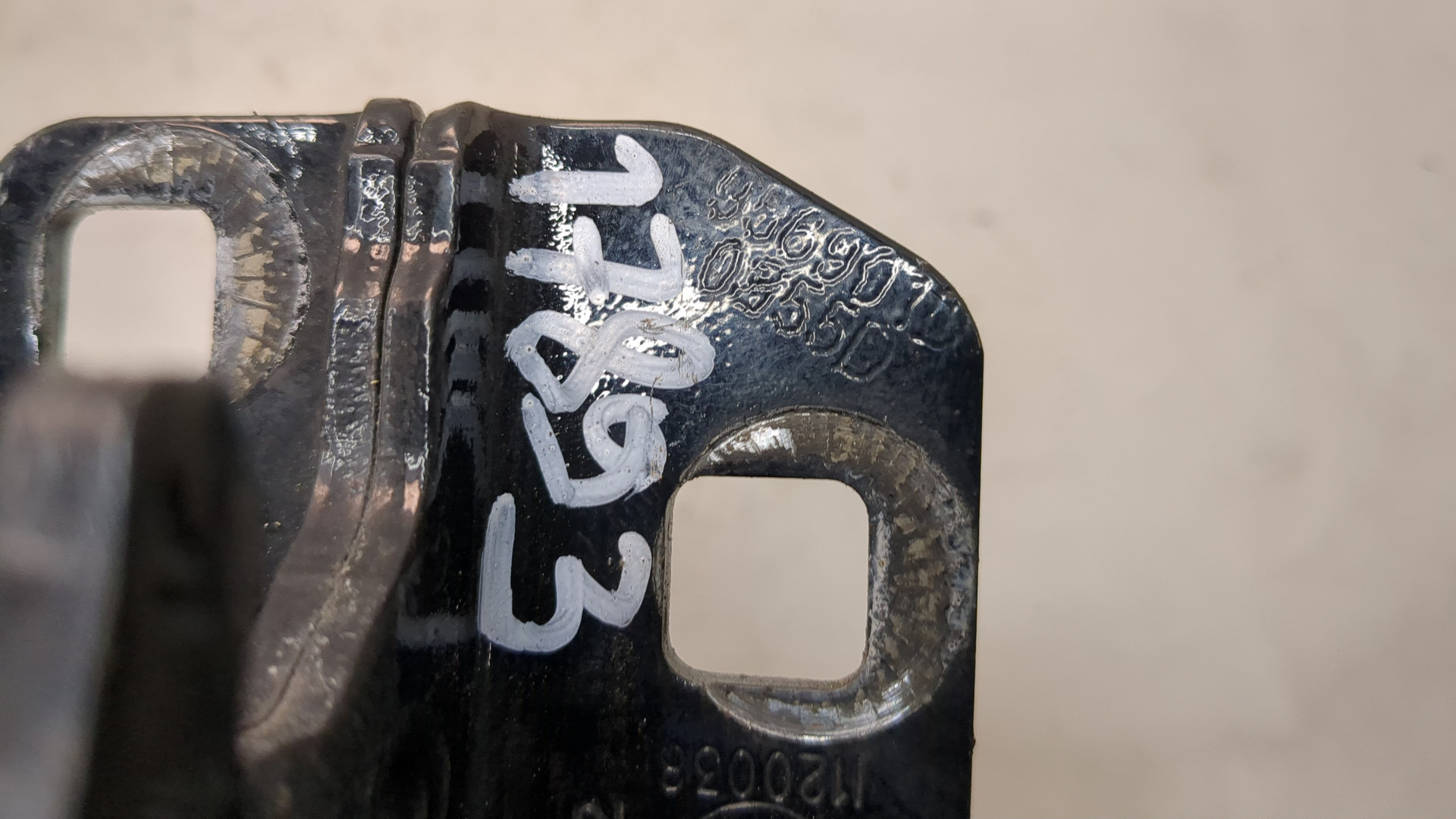 Петля двери