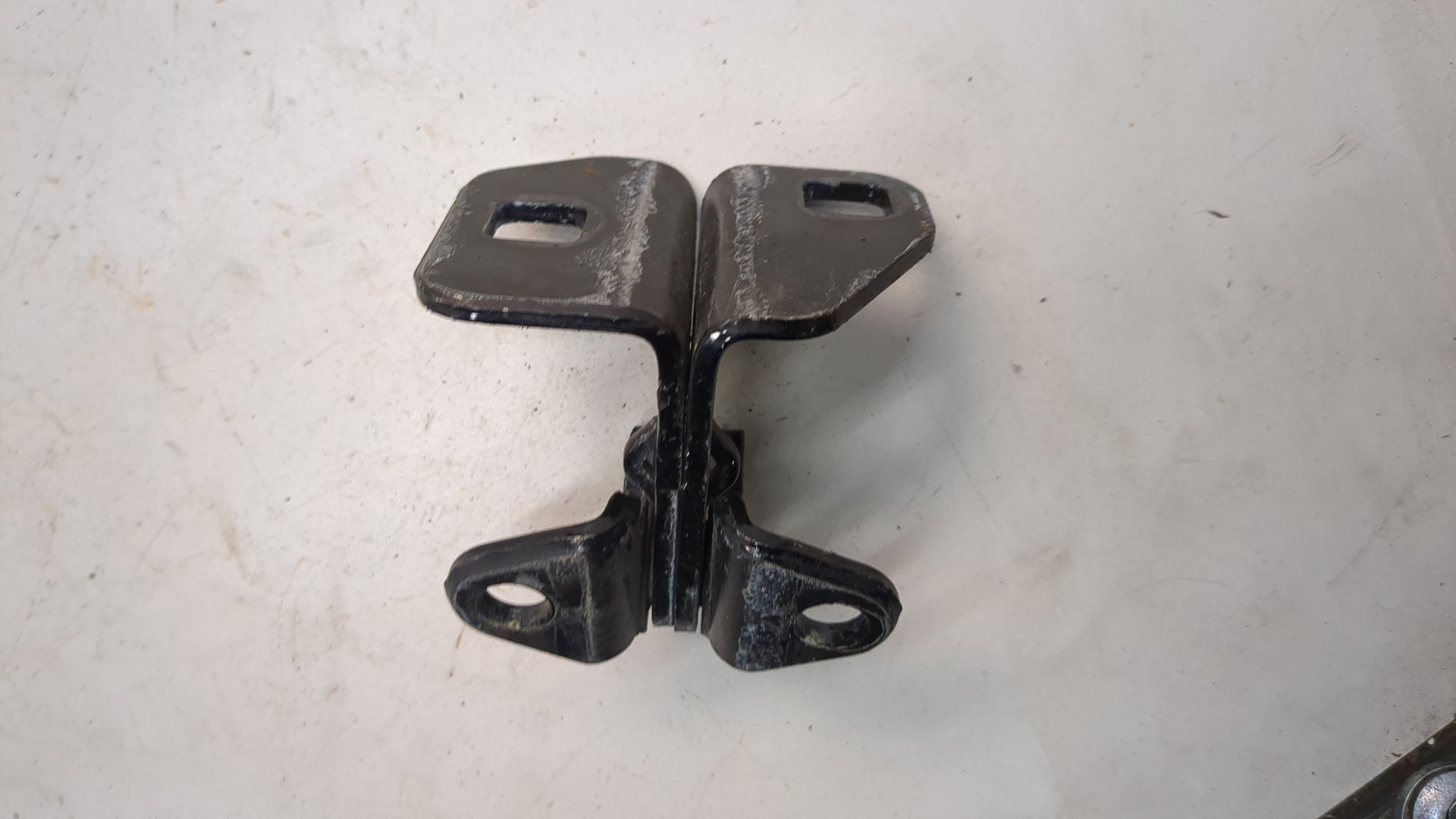 Петля двери