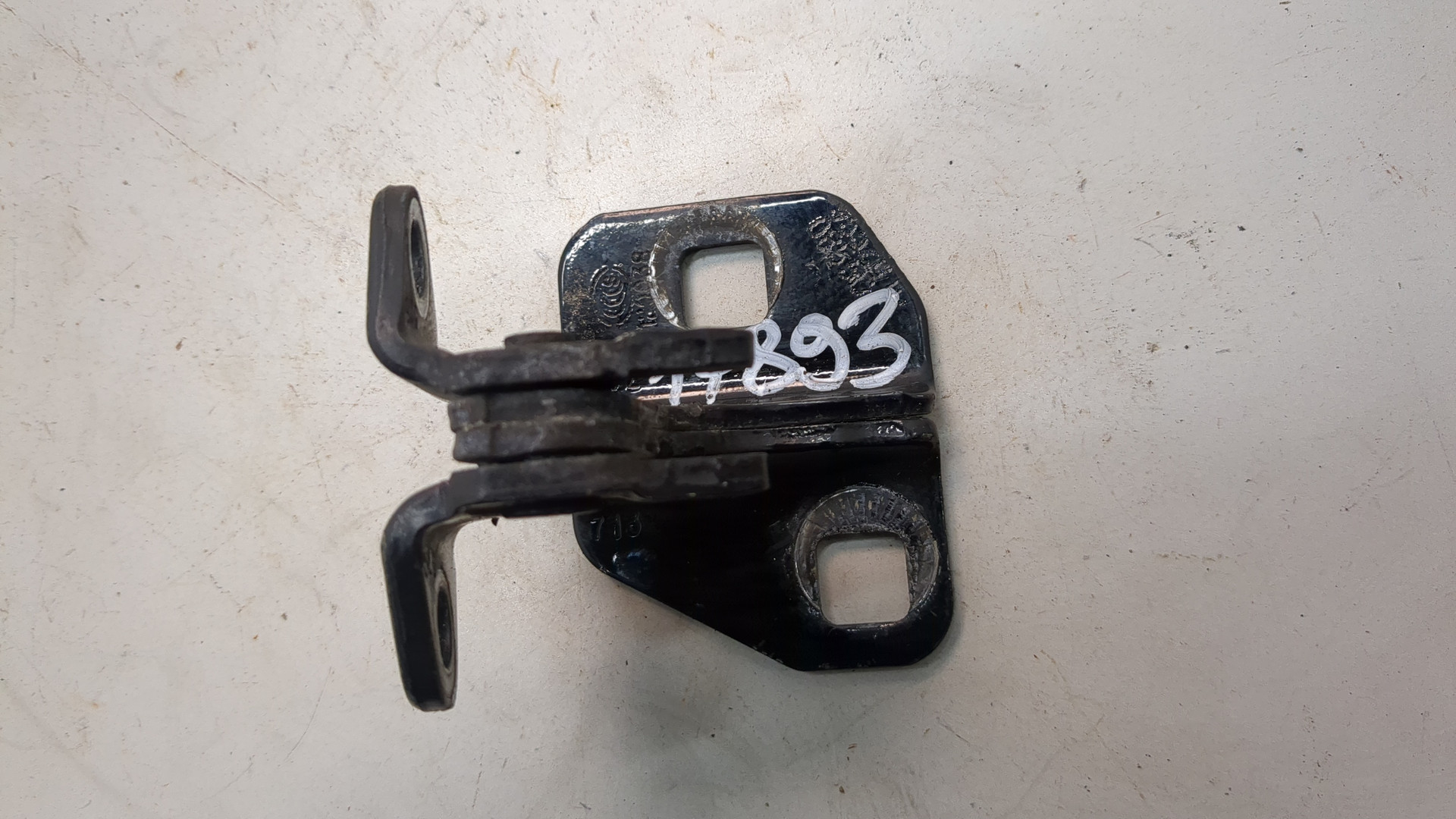 Петля двери