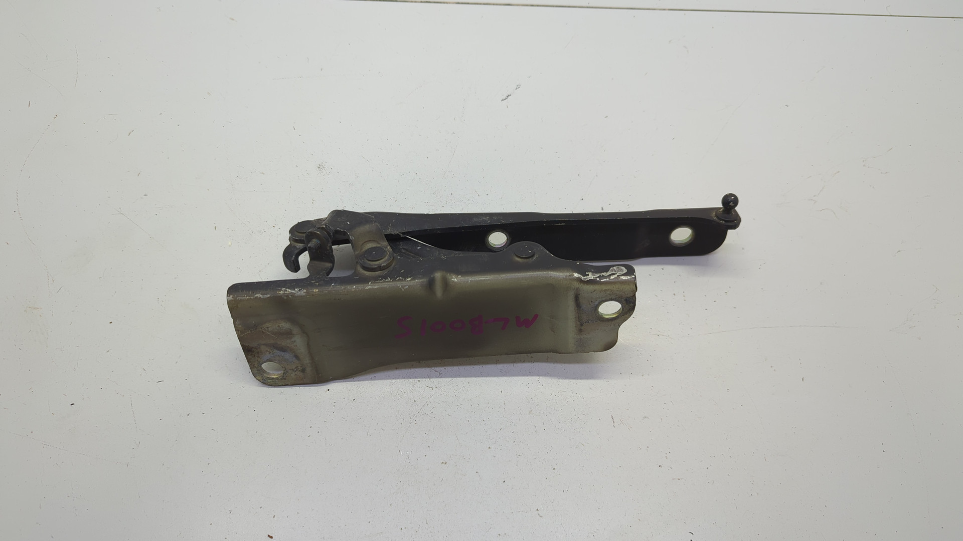 Петля капота правая