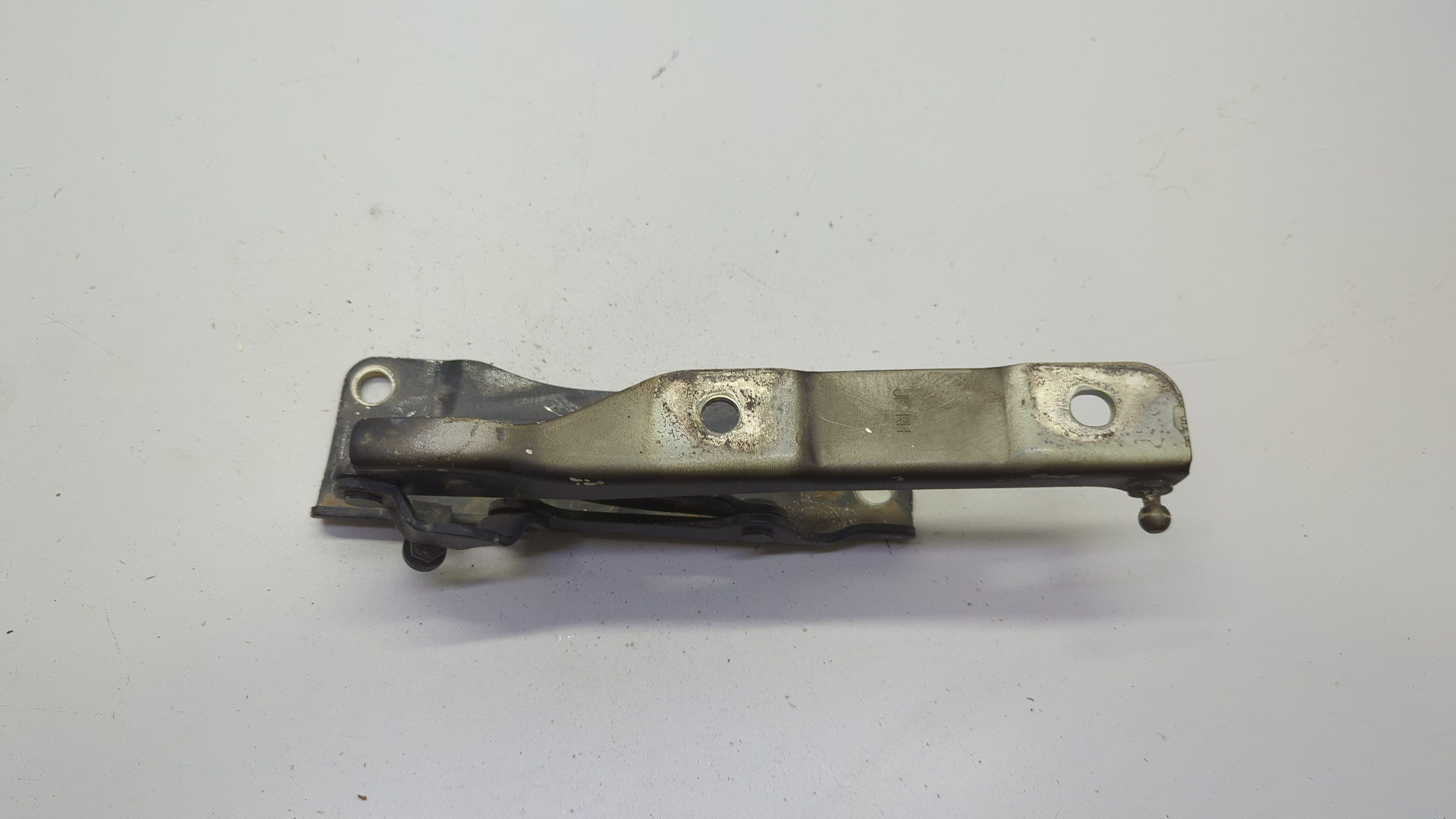 Петля капота правая