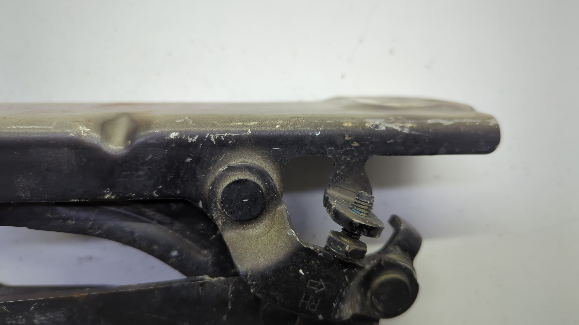 Петля капота правая