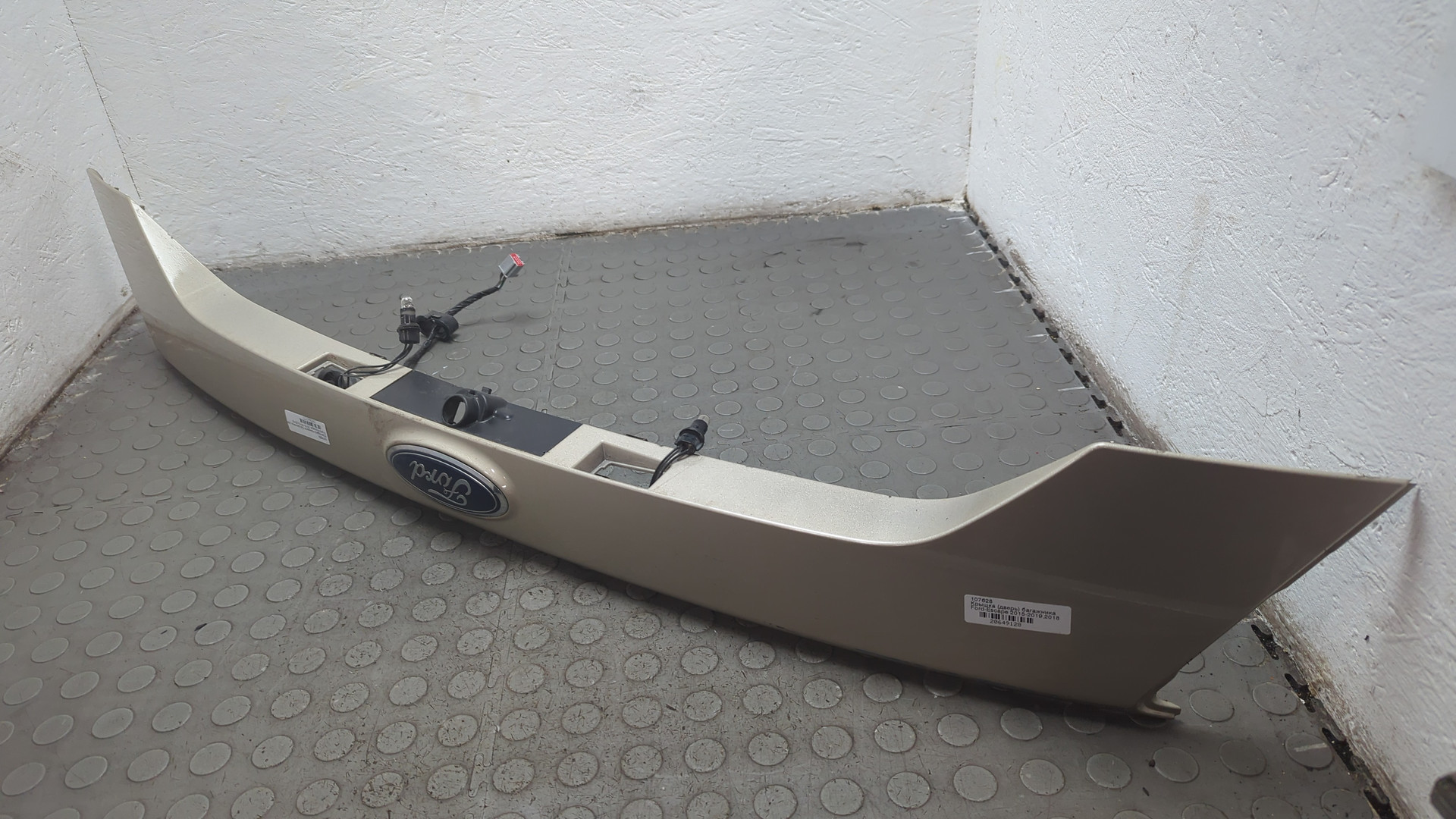 Накладка крышки багажника