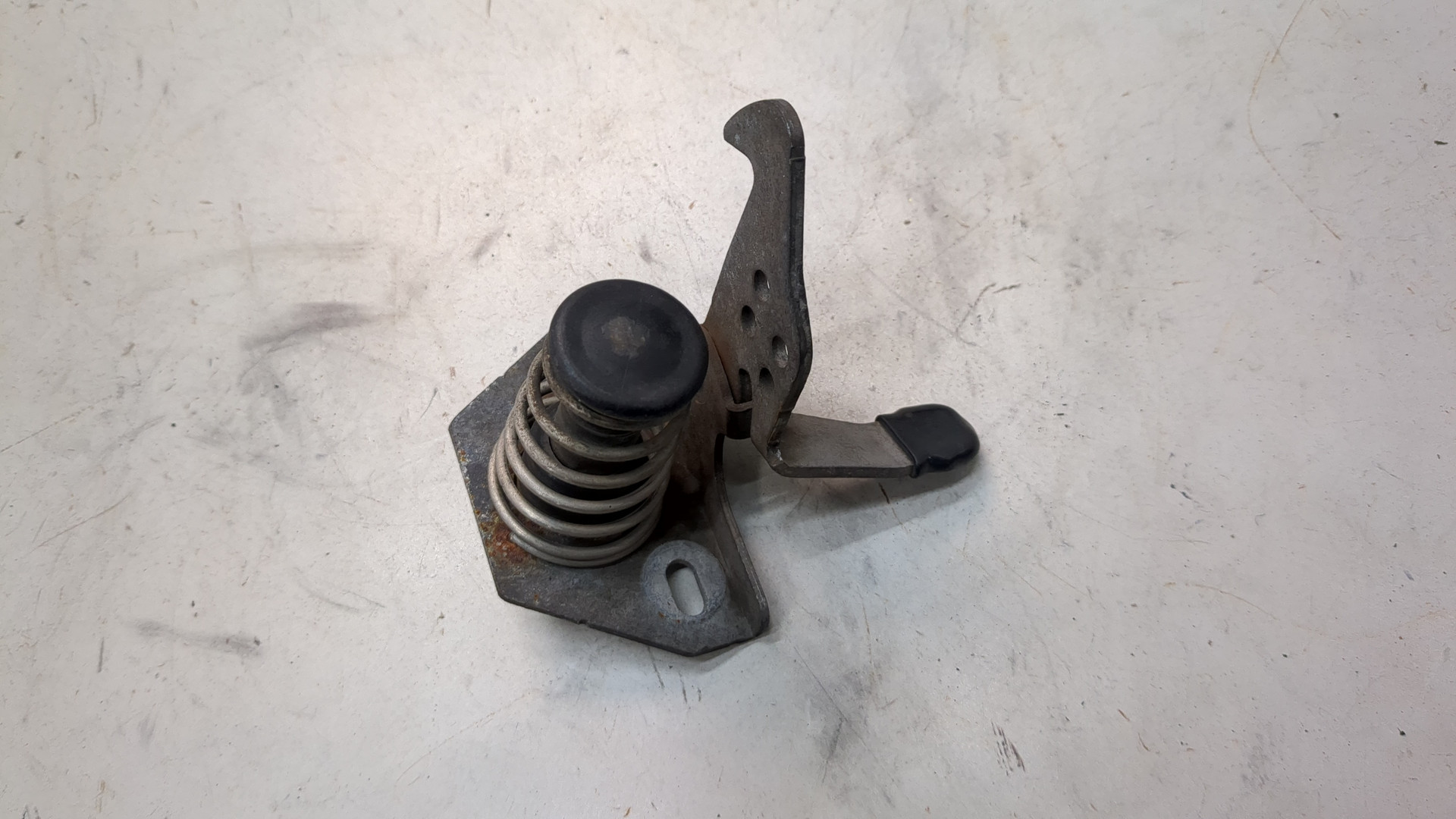 Замок капота