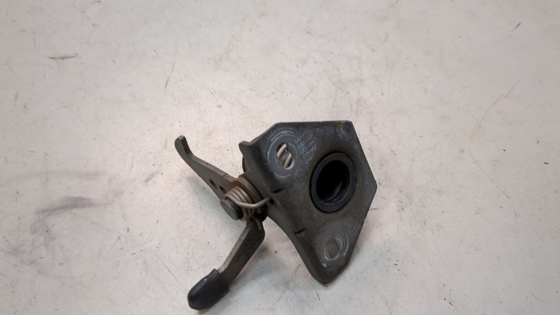 Замок капота