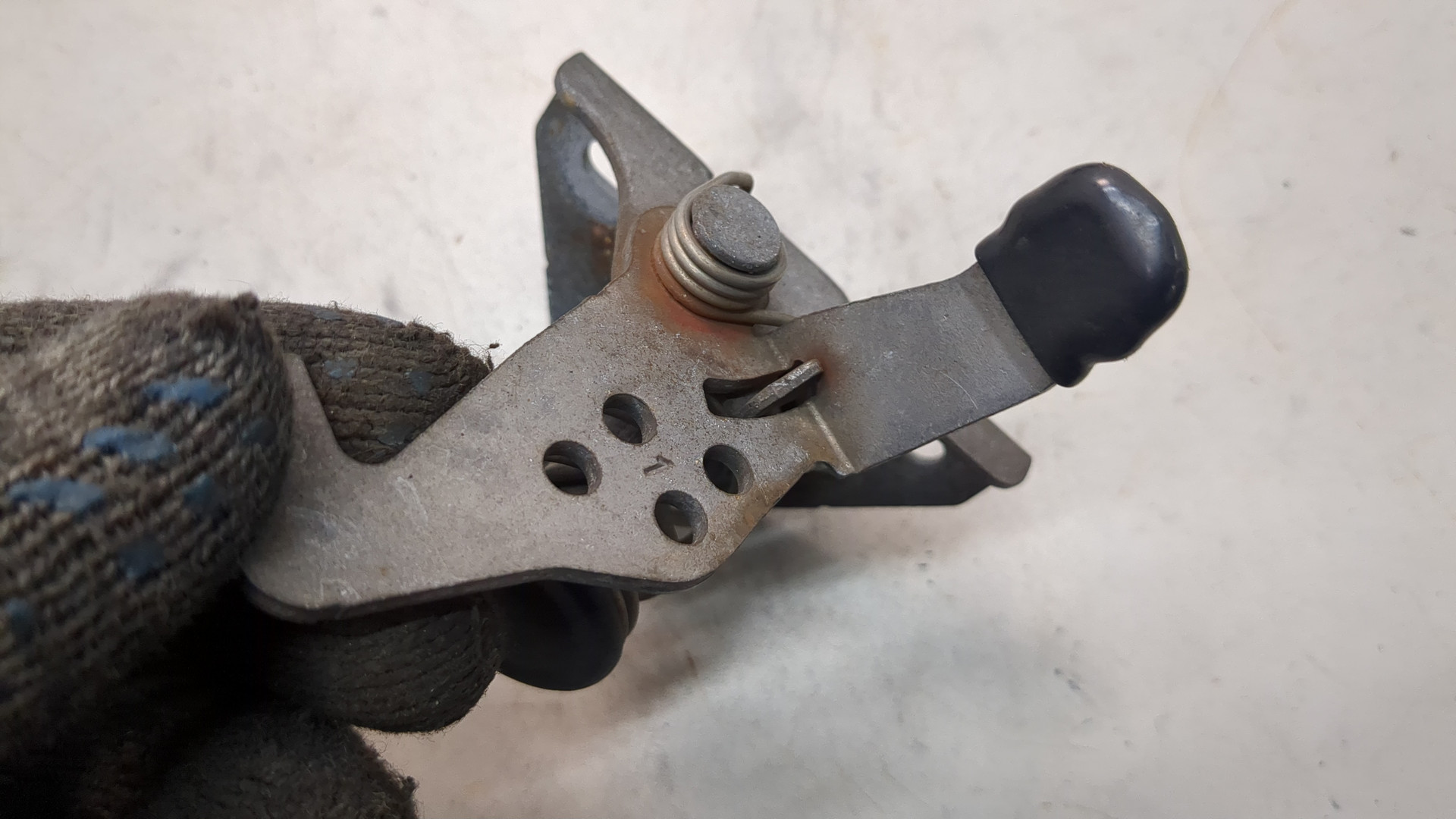 Замок капота