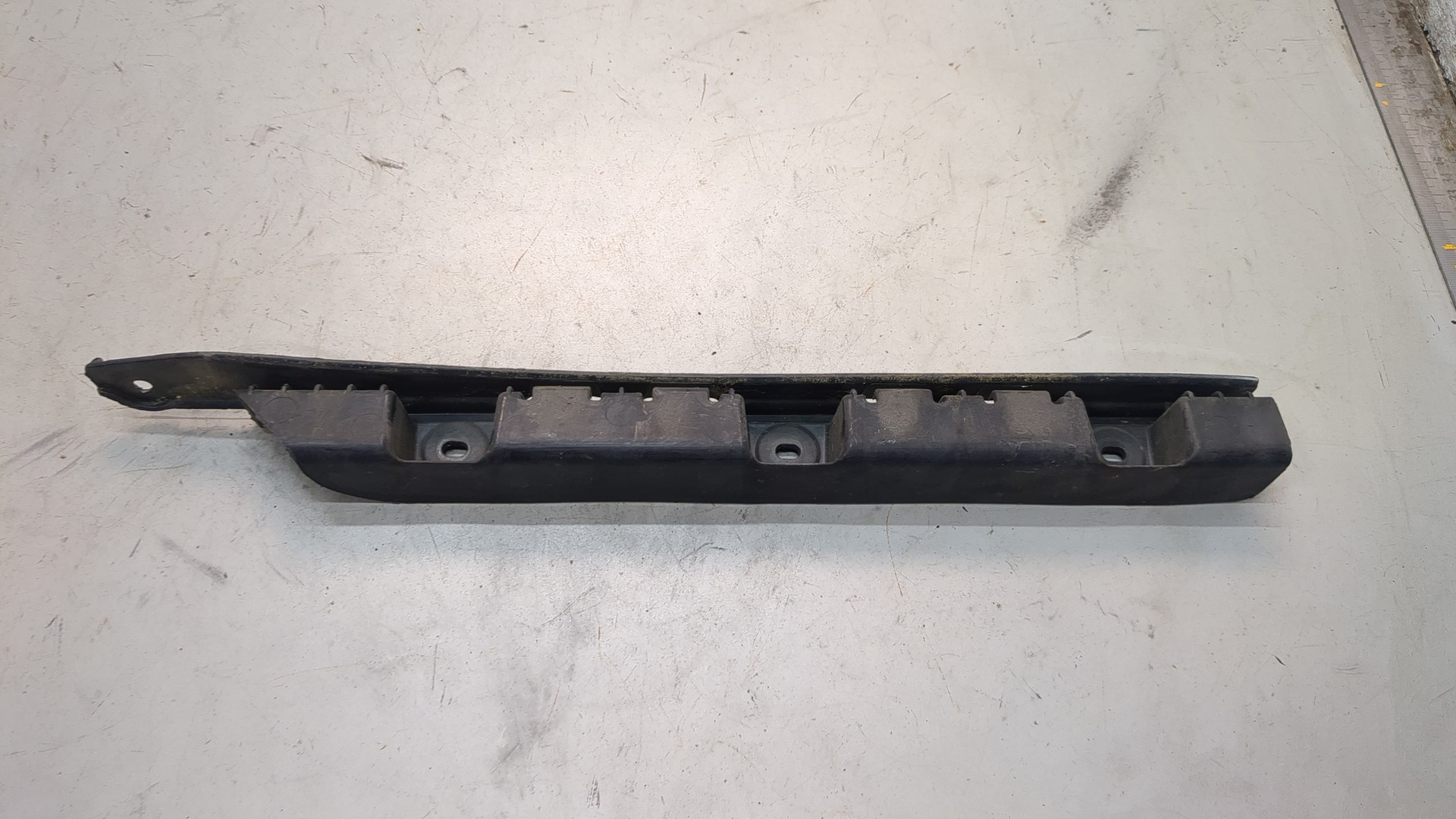 Кронштейн заднего бампера левый