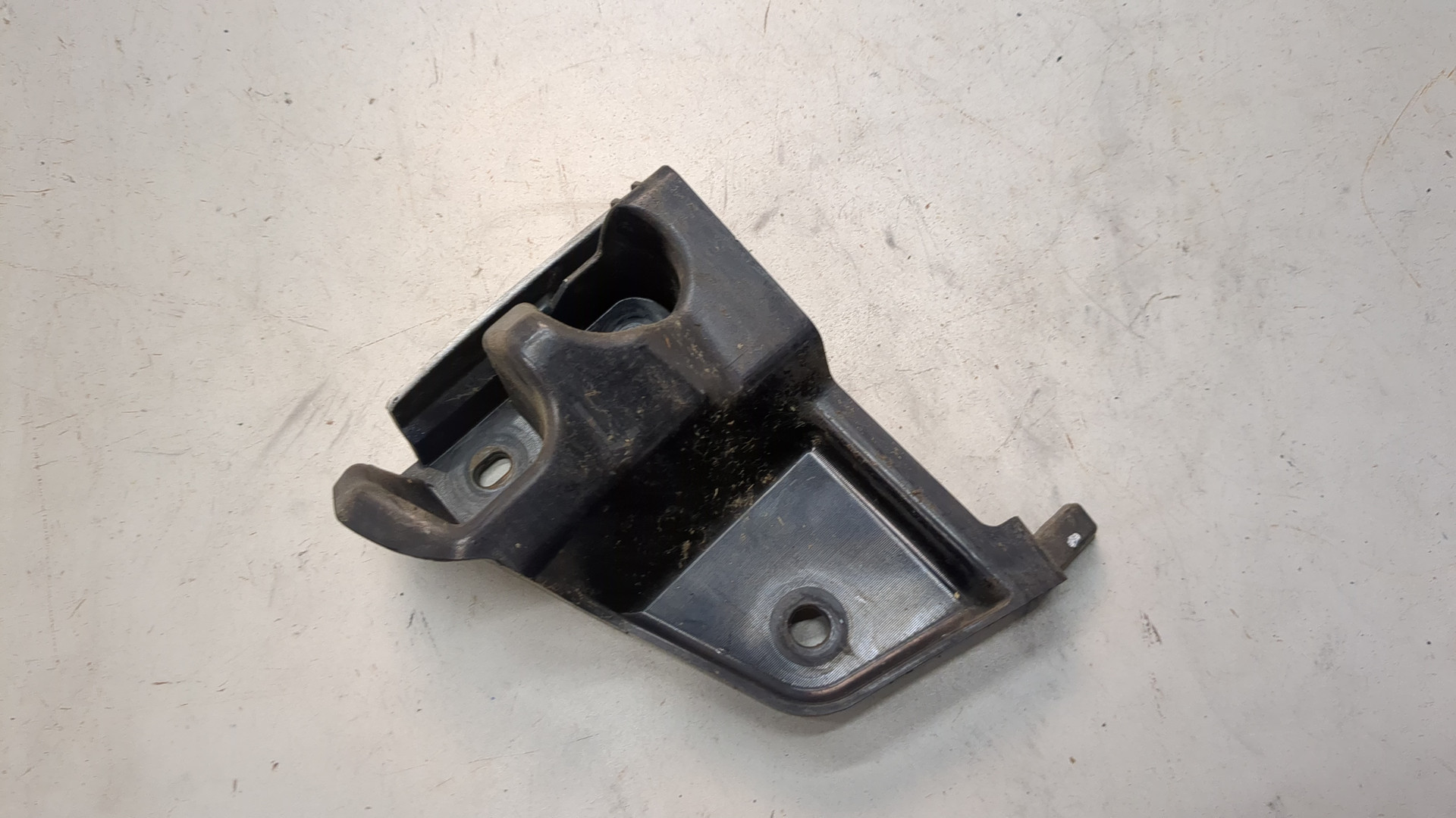 Кронштейн заднего бампера левый
