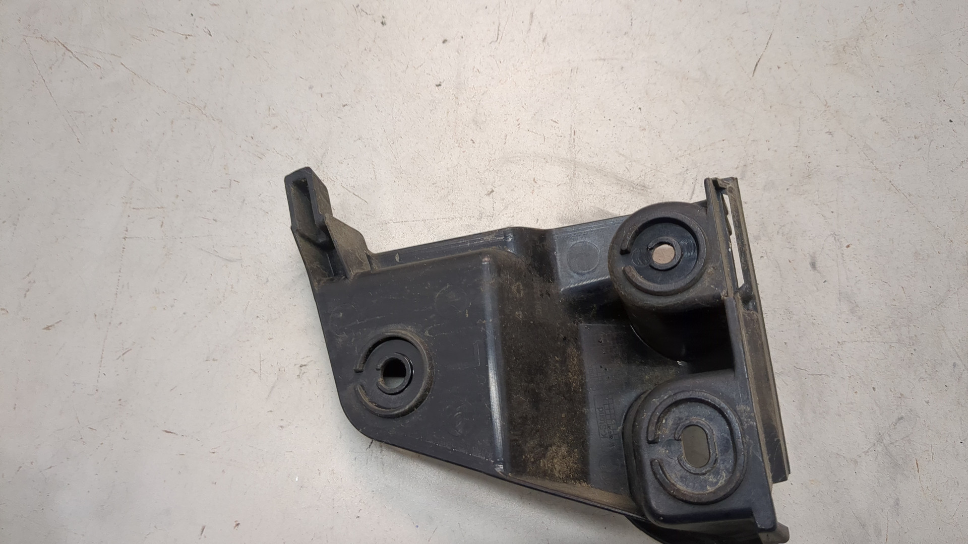 Кронштейн заднего бампера левый