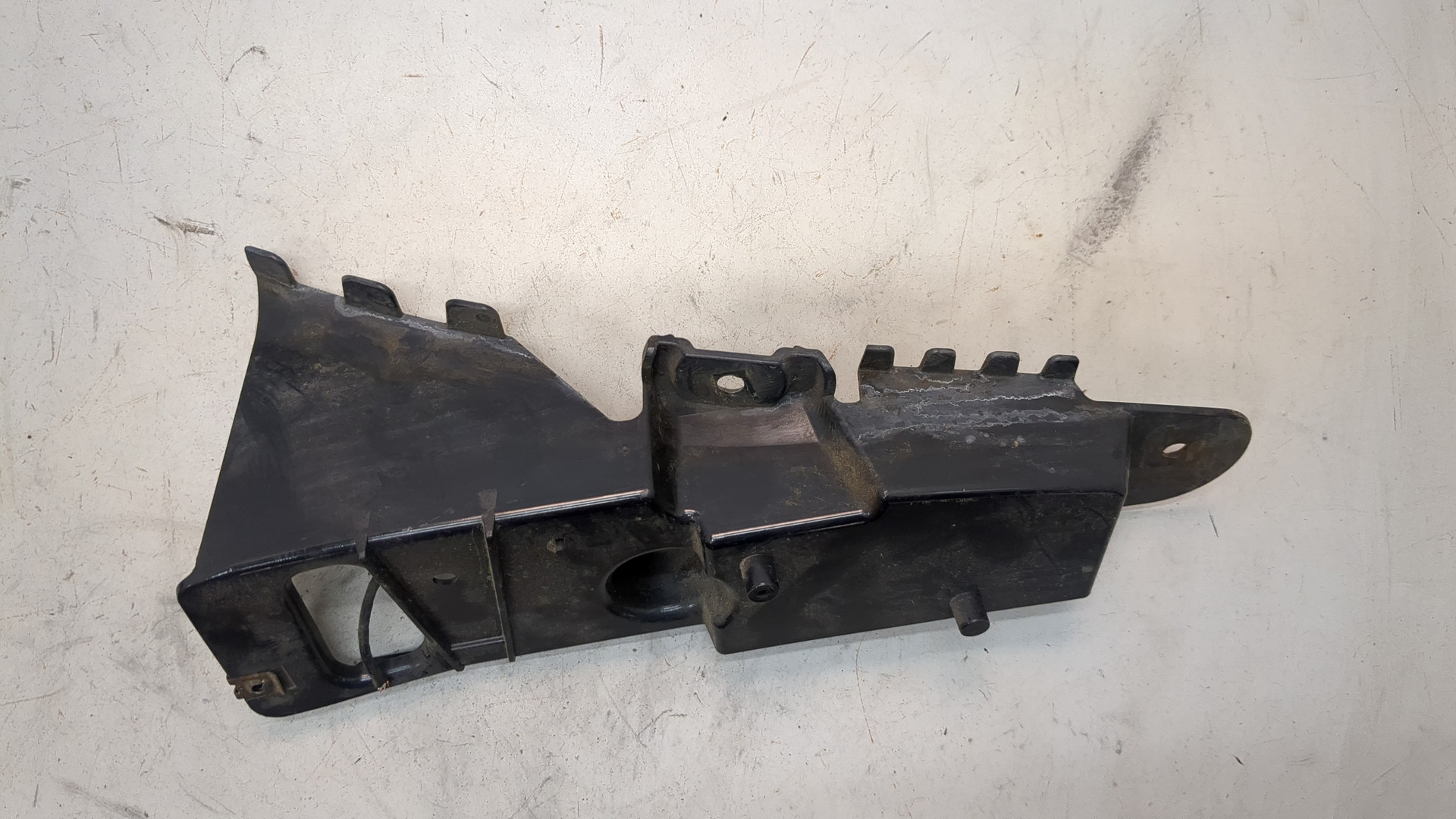 Кронштейн заднего бампера правый