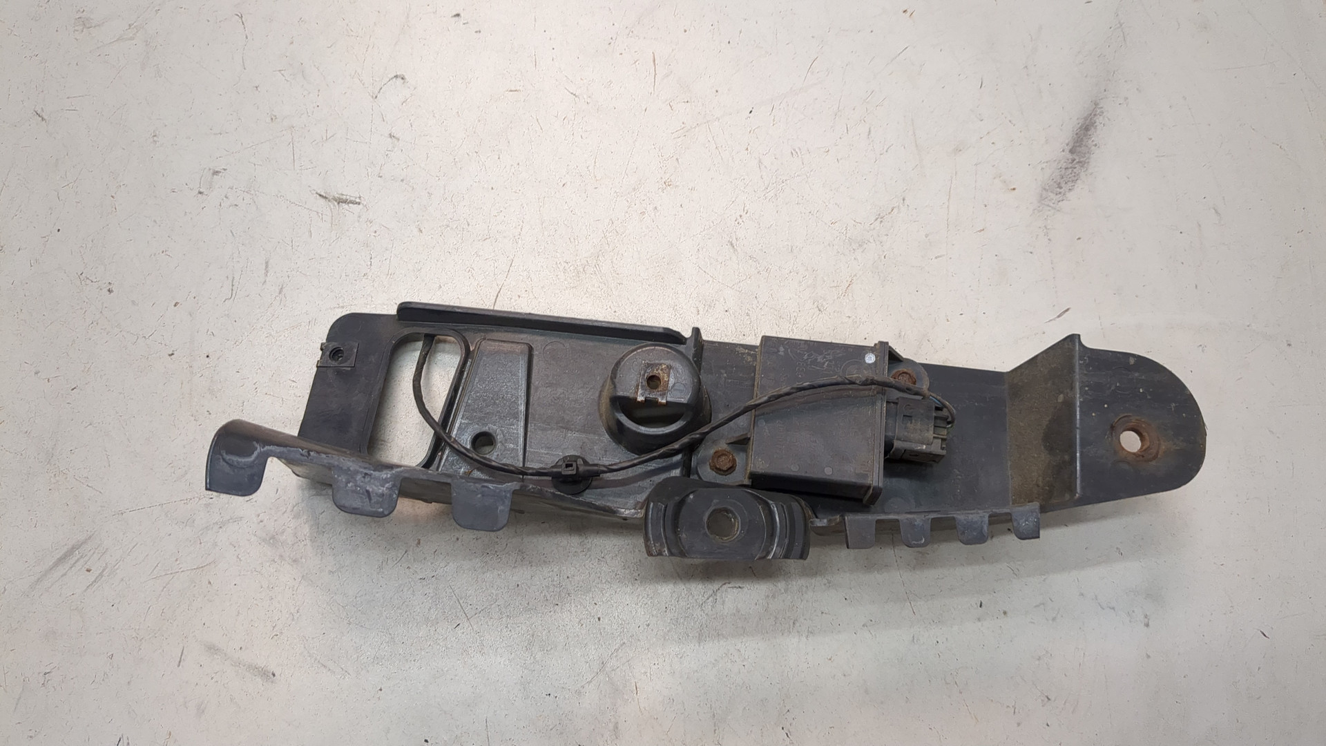 Кронштейн заднего бампера правый