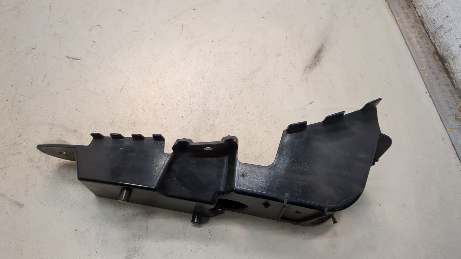 Кронштейн заднего бампера левый