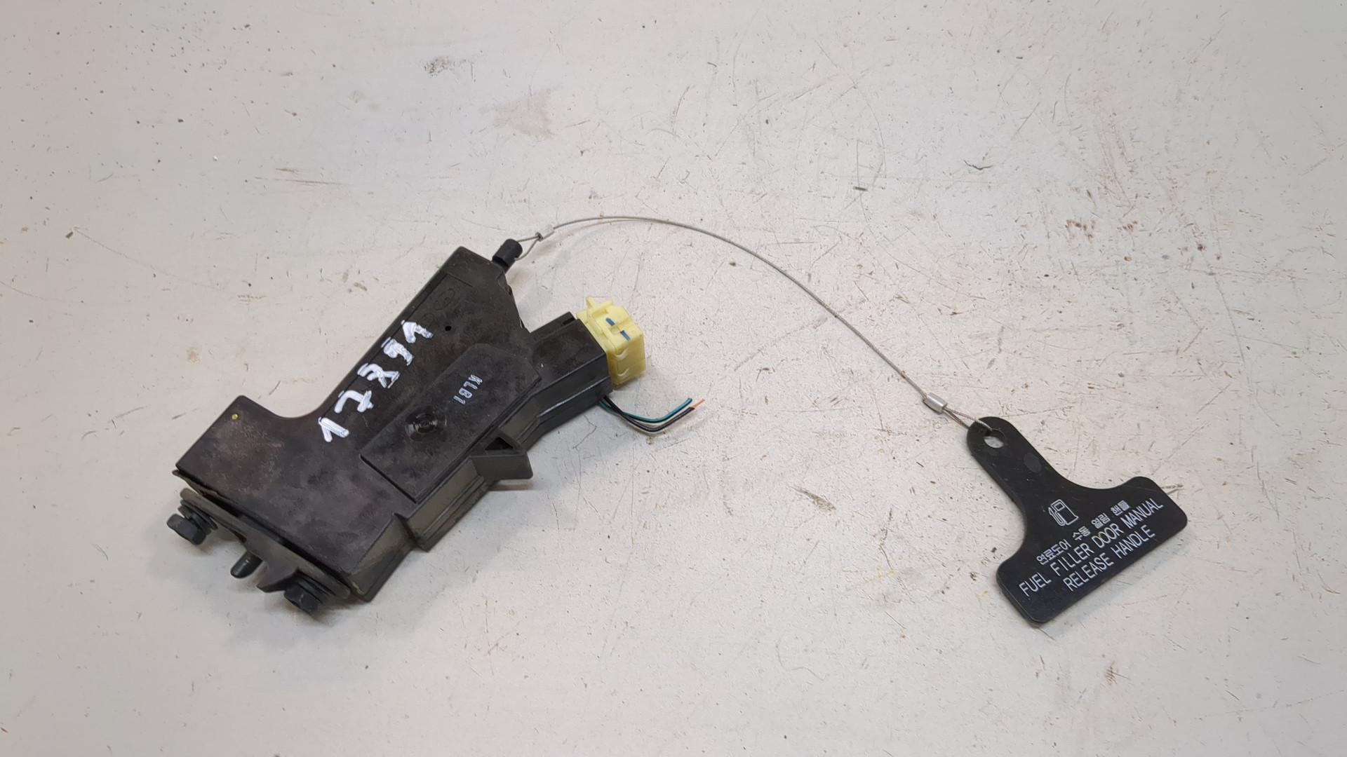 Активатор замка крышки бензобака