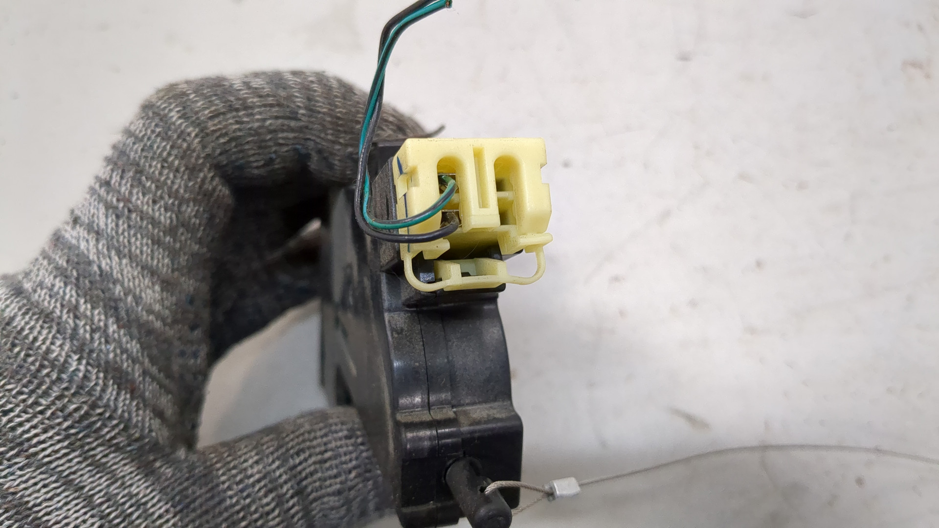 Активатор замка крышки бензобака