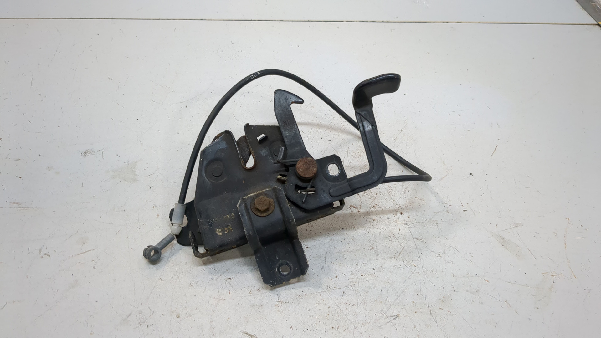 Замок капота