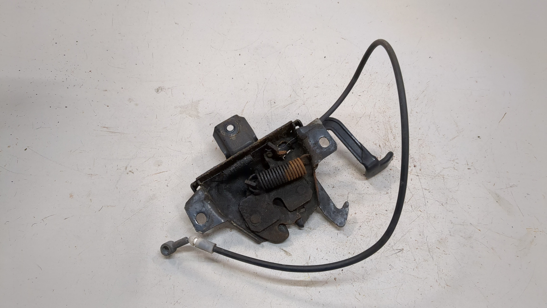 Замок капота