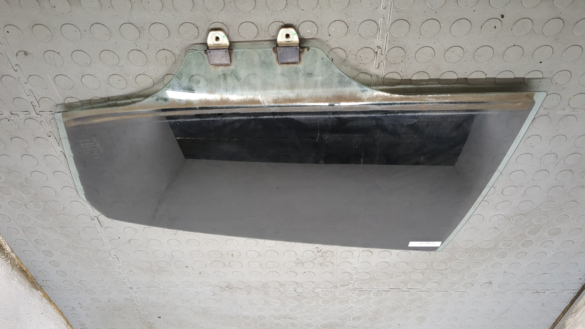 Стекло двери задней левой