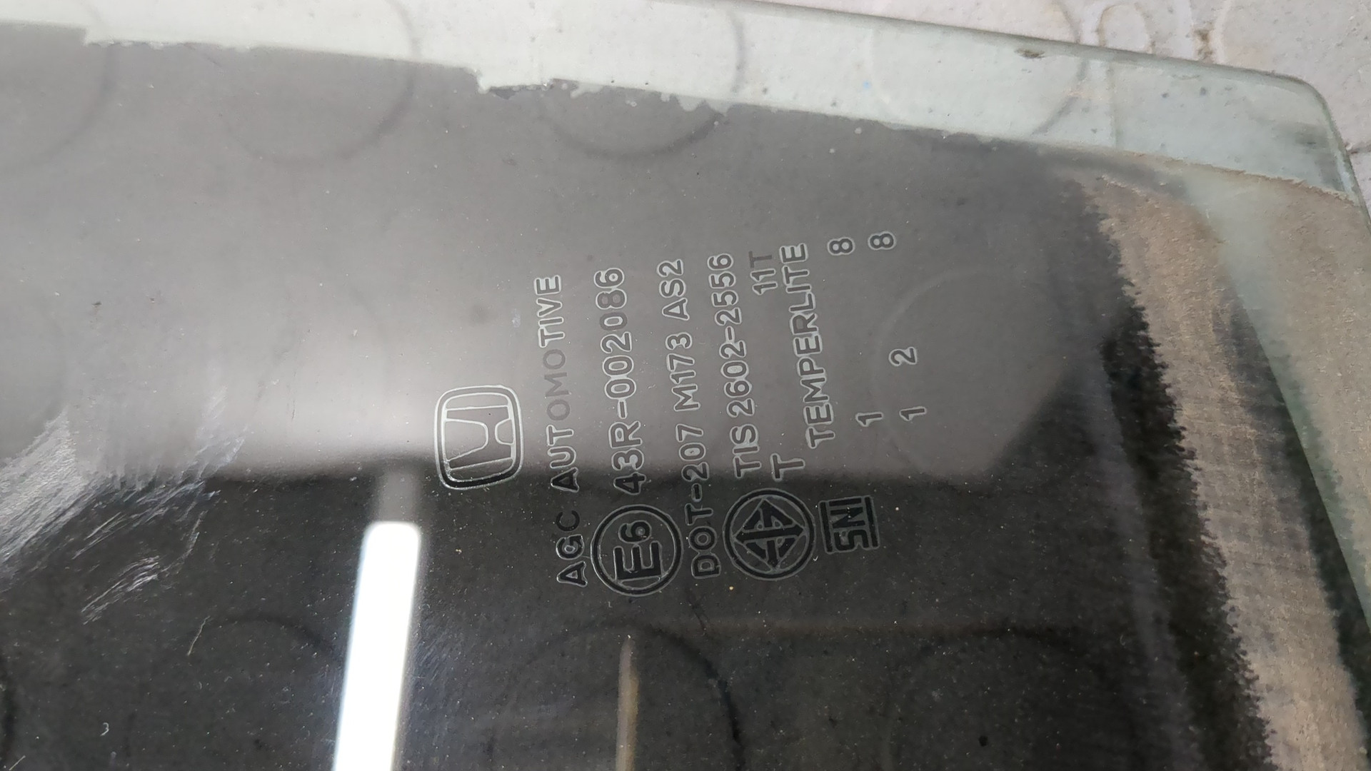 Стекло двери задней левой