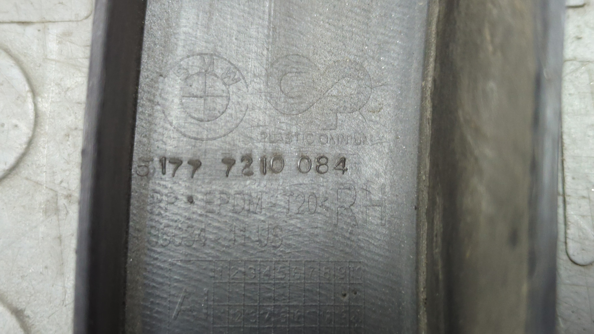 Молдинг заднего крыла правого