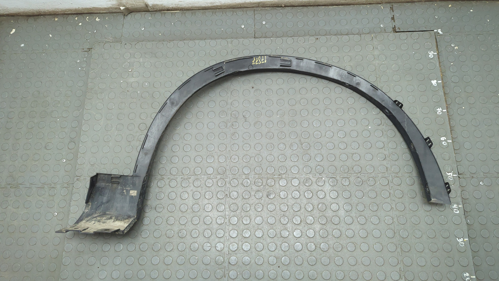 Накладка переднего крыла левого