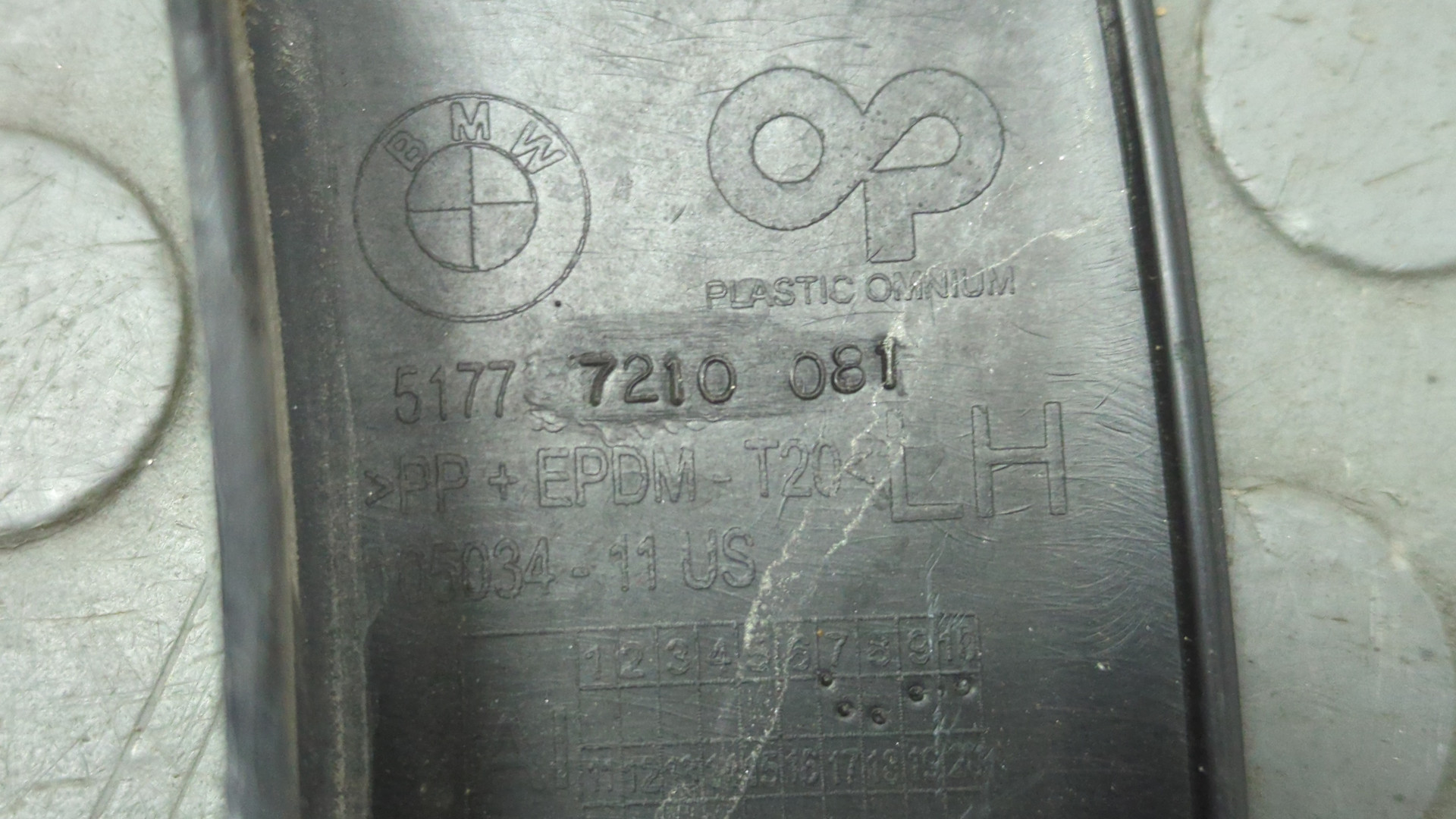 Накладка переднего крыла левого