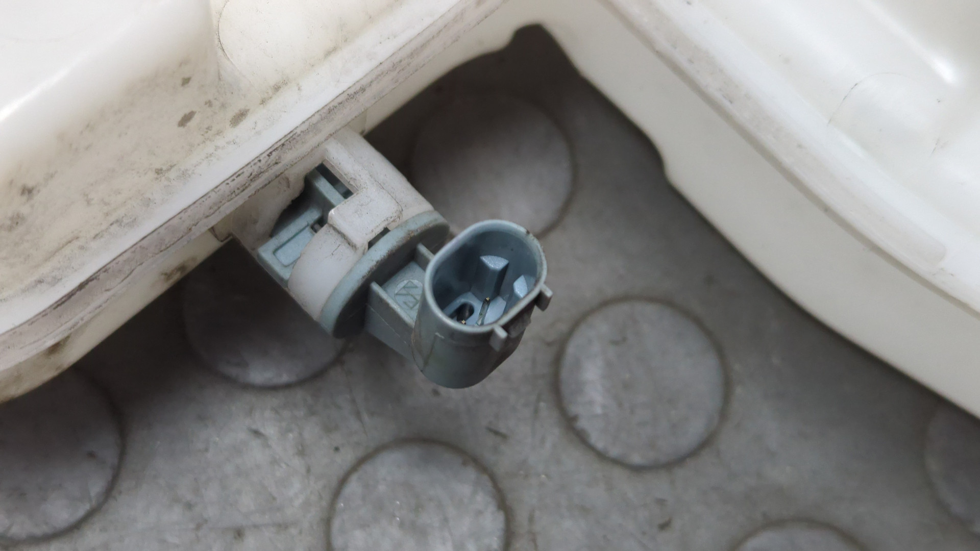 Бачок омывателя лобового стекла