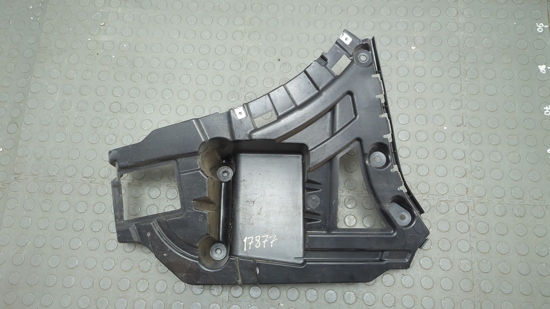 Кронштейн заднего бампера левый