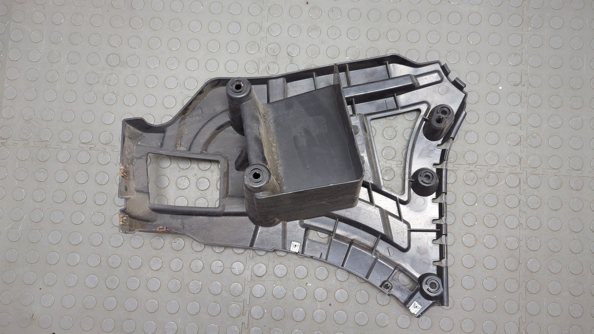 Кронштейн заднего бампера левый