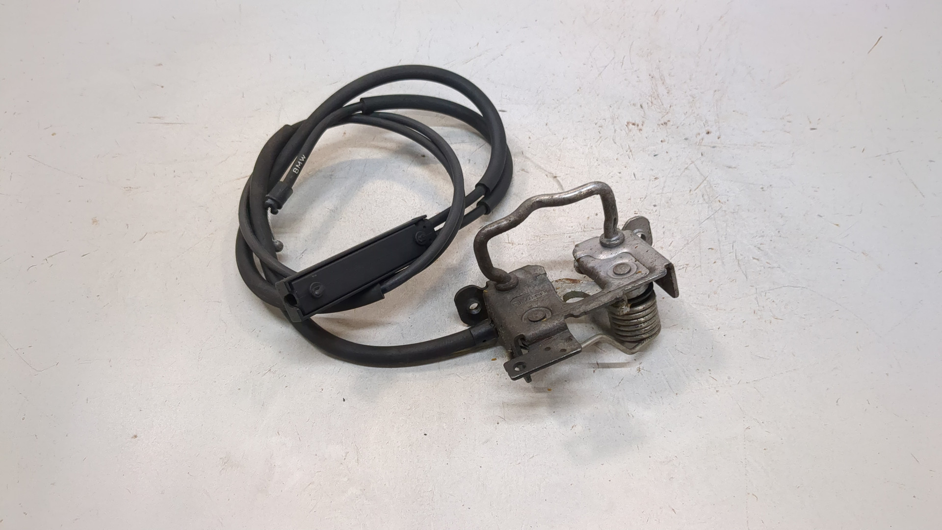 Замок капота