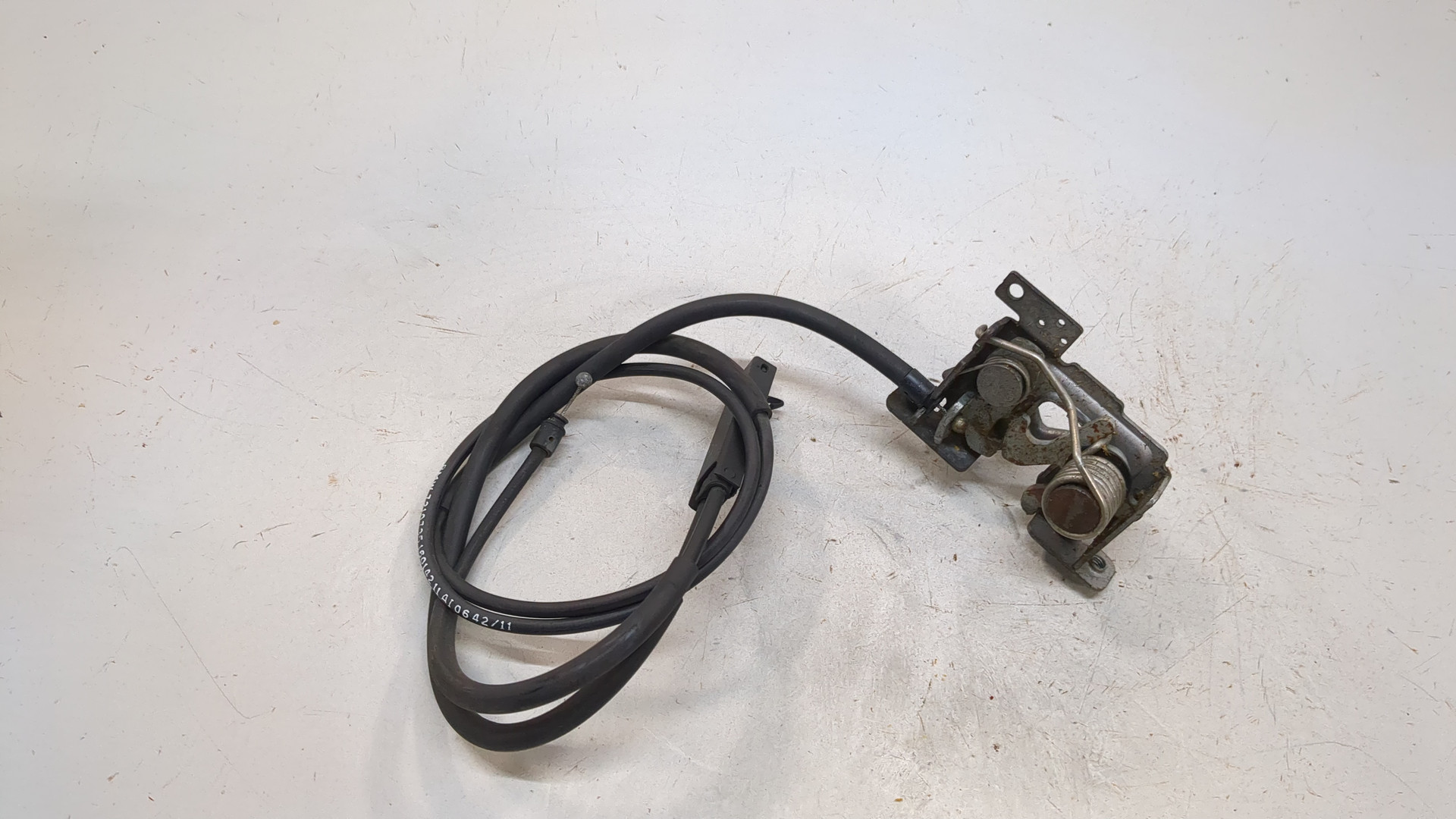 Замок капота