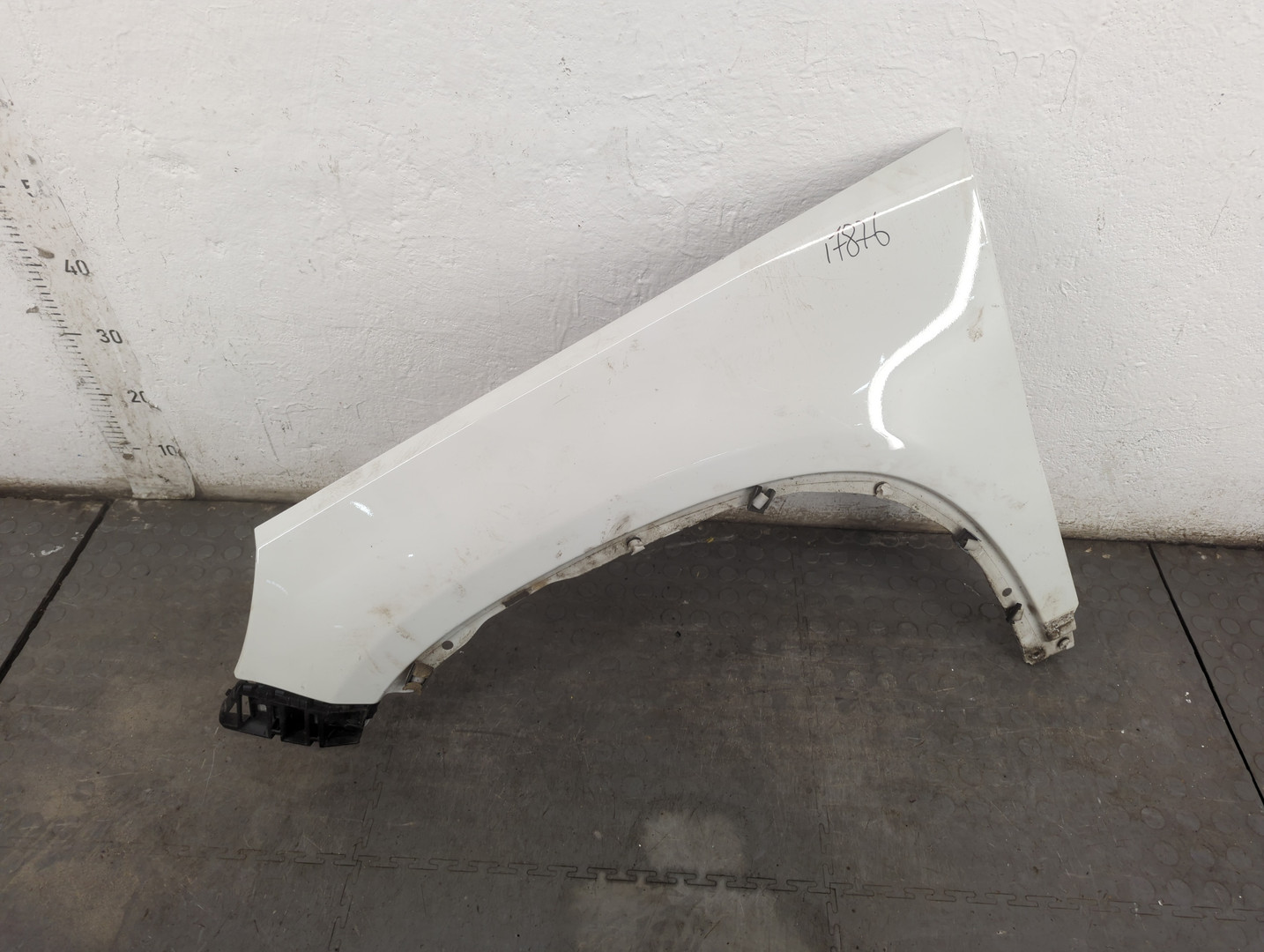 Крыло переднее левое