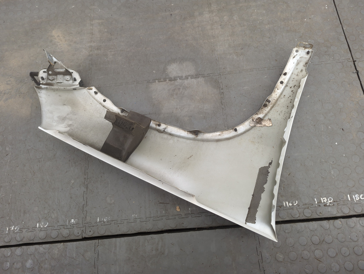 Крыло переднее левое