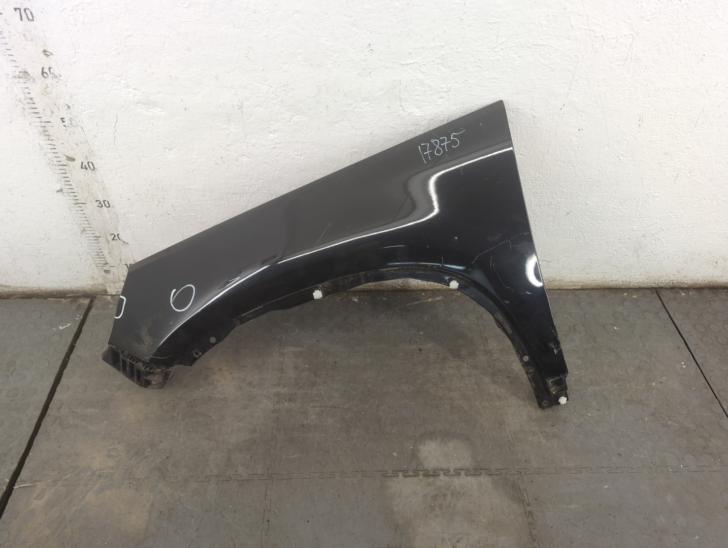 Крыло переднее левое