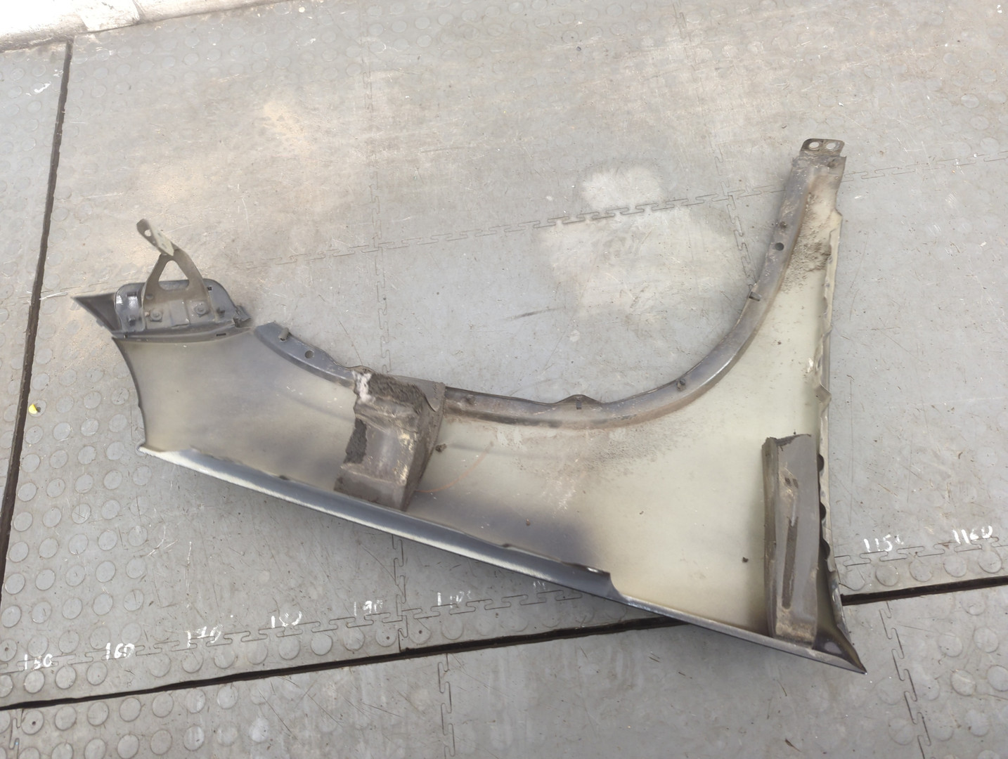 Крыло переднее левое