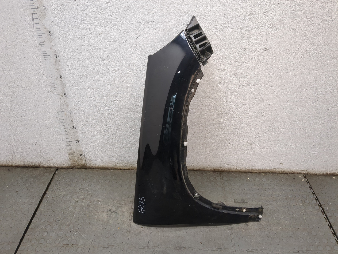 Крыло переднее правое