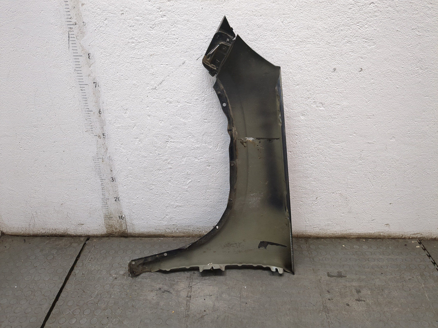 Крыло переднее правое