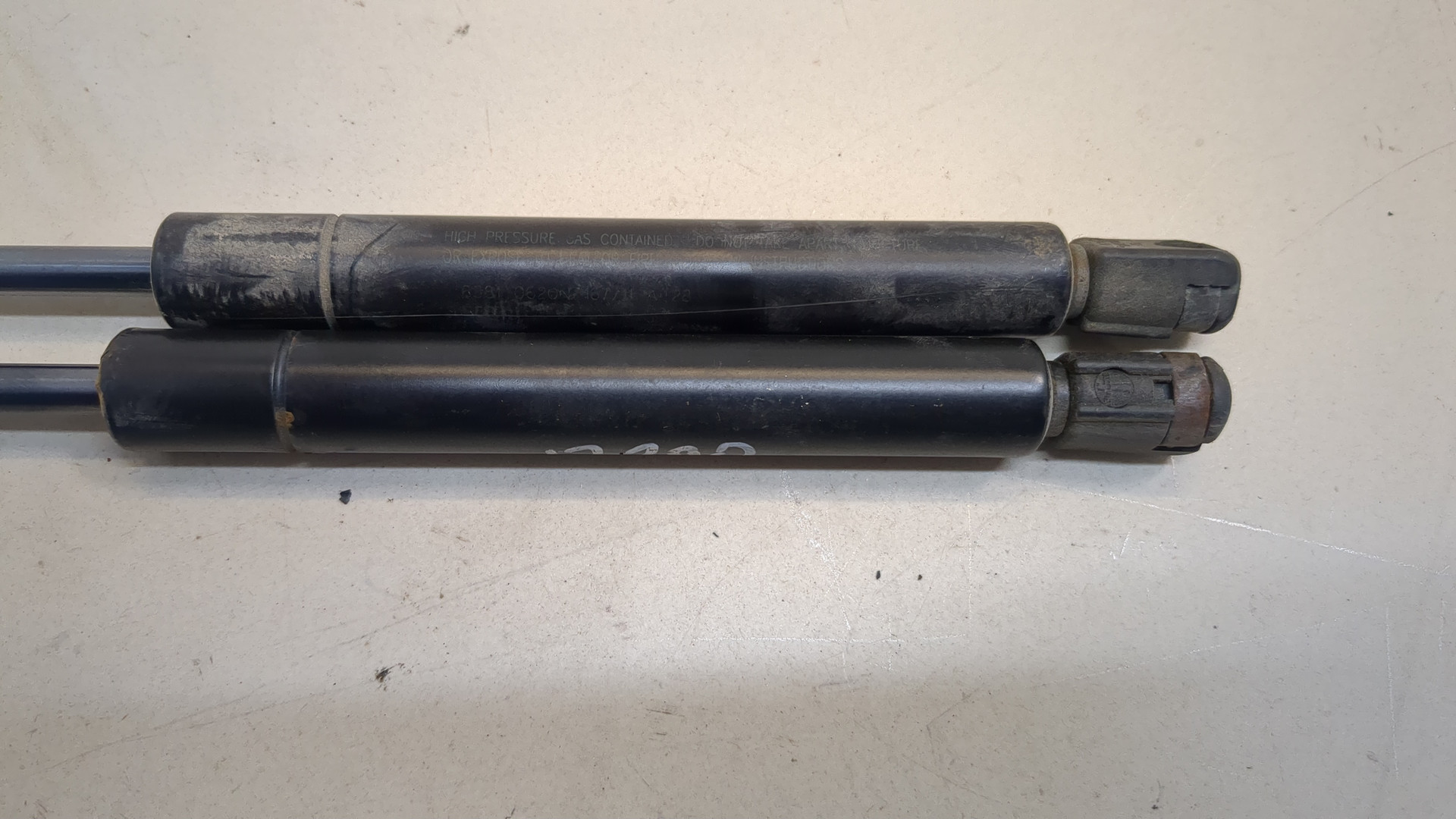 Амортизатор крышки багажника