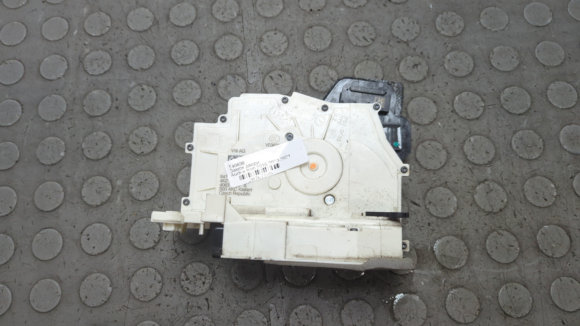 Замок двери передней левой