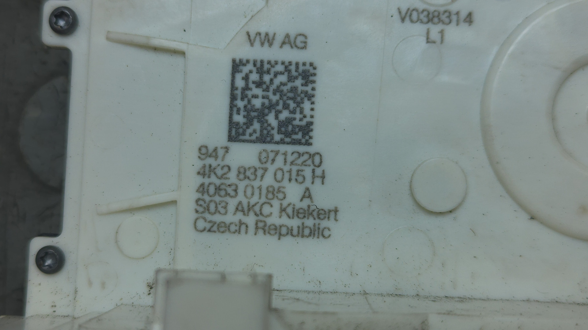 Замок двери передней левой