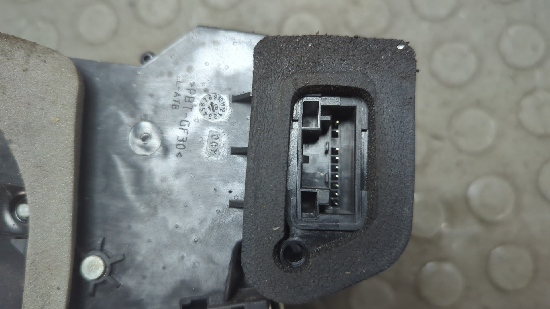 Замок двери передней левой