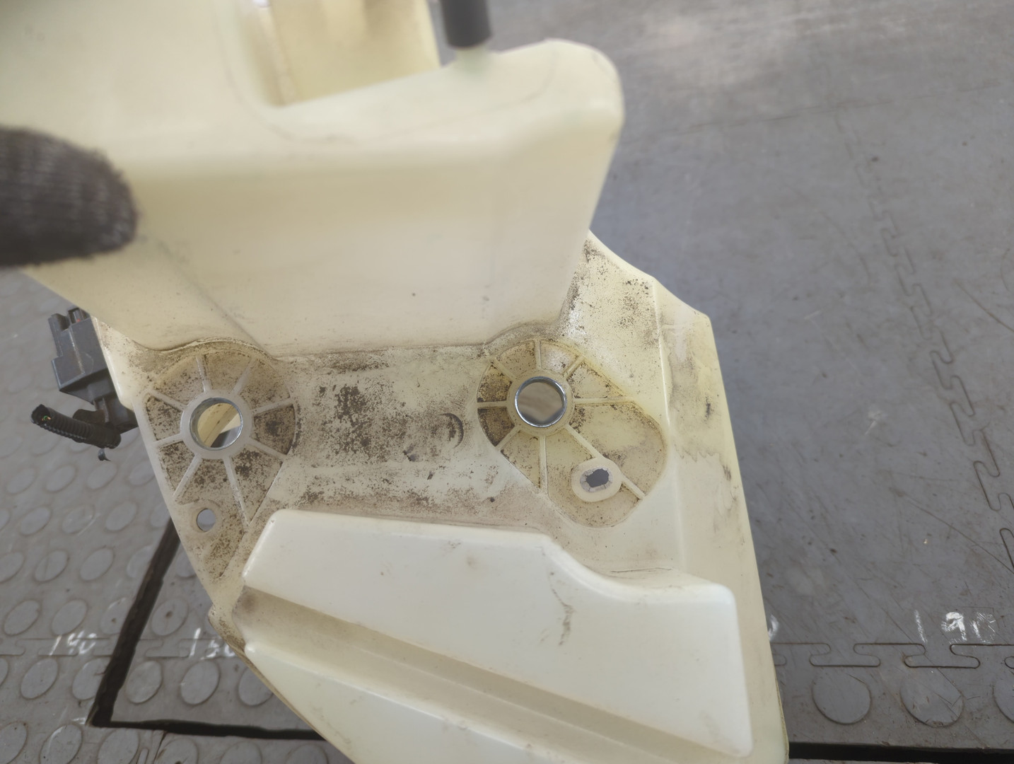 Бачок омывателя лобового стекла