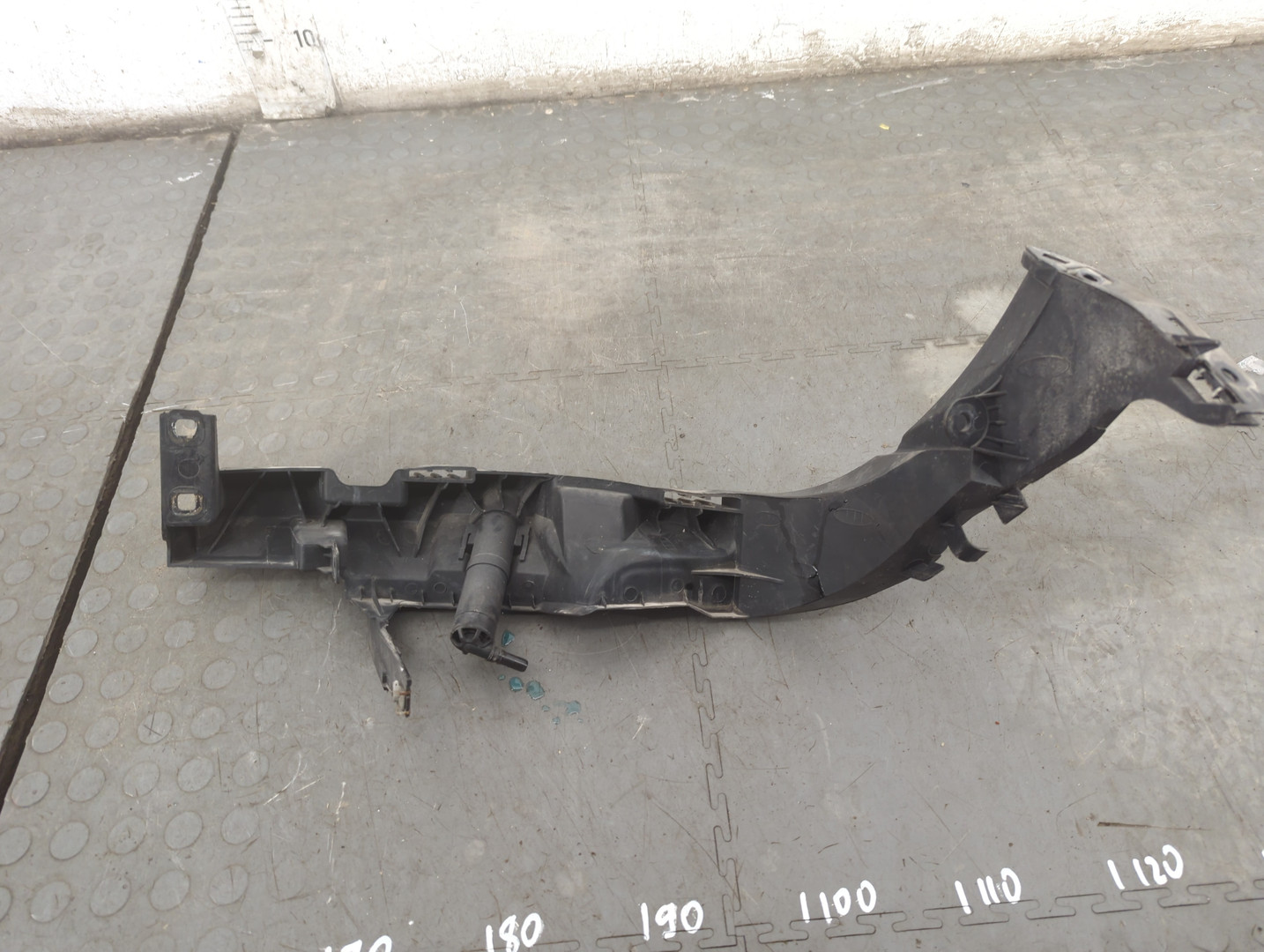 Кронштейн фар правый