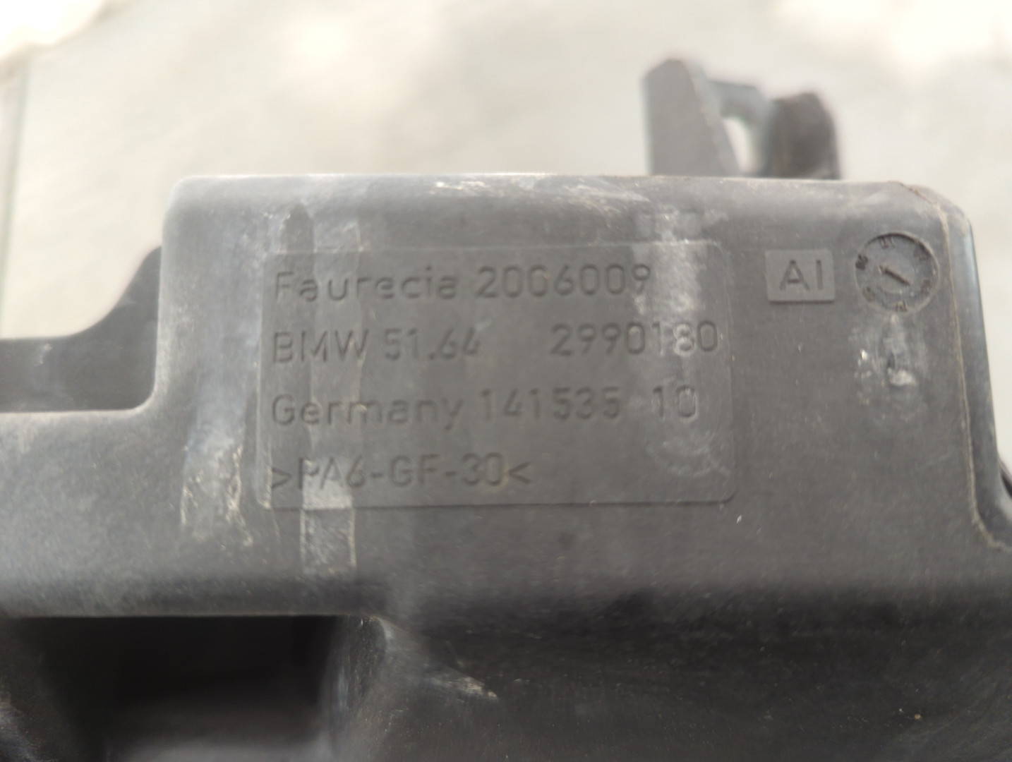 Кронштейн фар правый