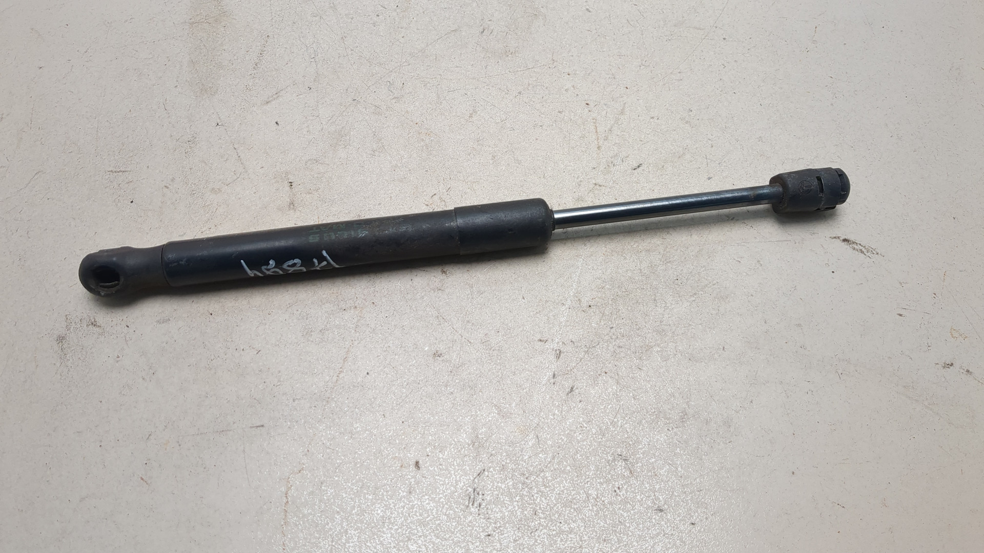 Амортизатор крышки багажника