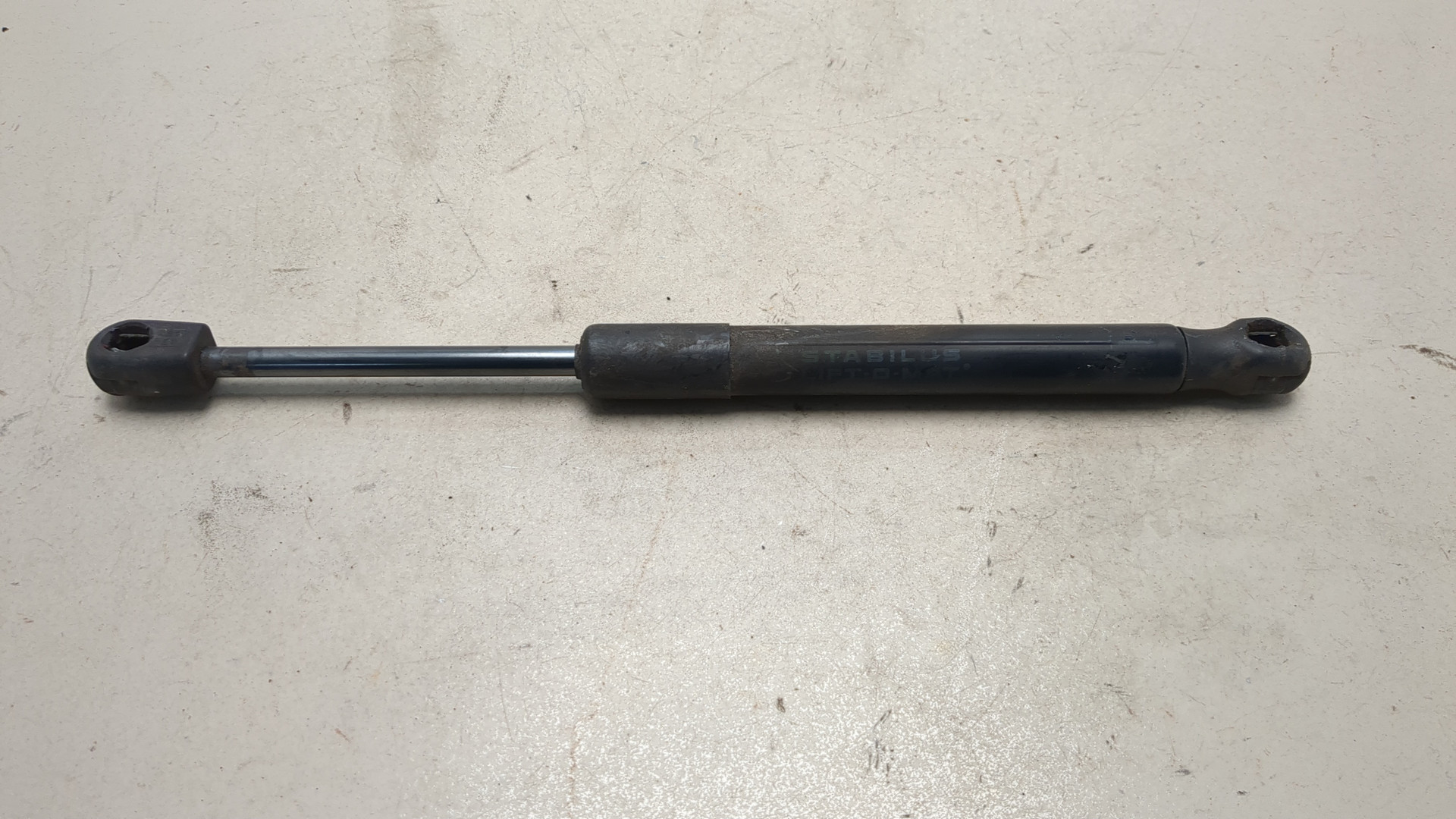 Амортизатор крышки багажника