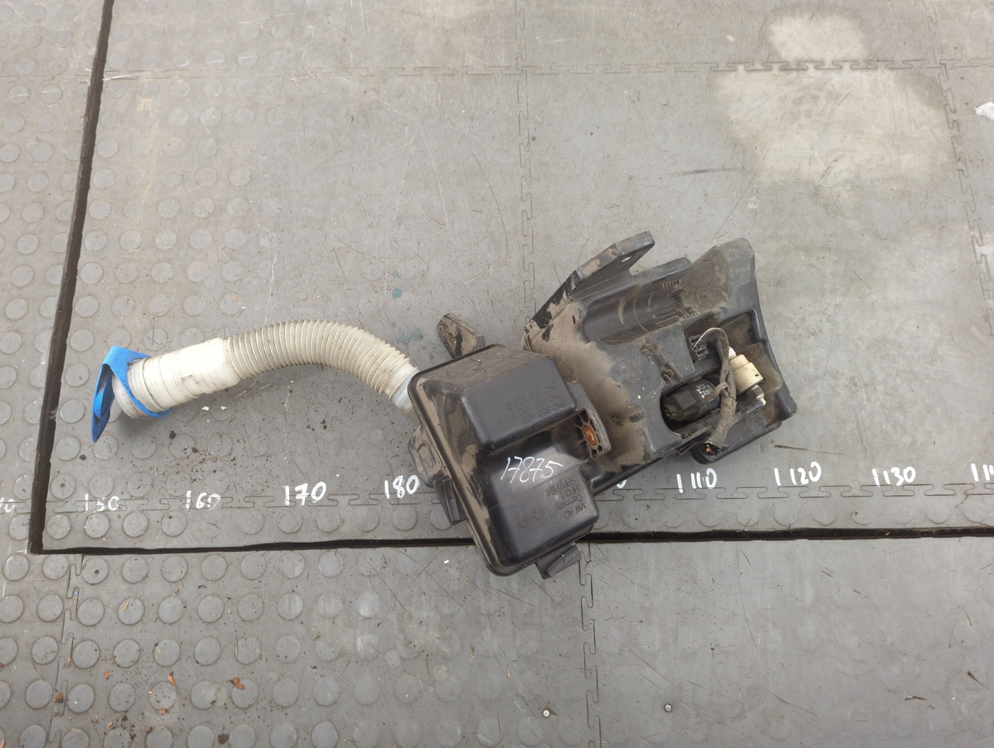 Бачок омывателя лобового стекла