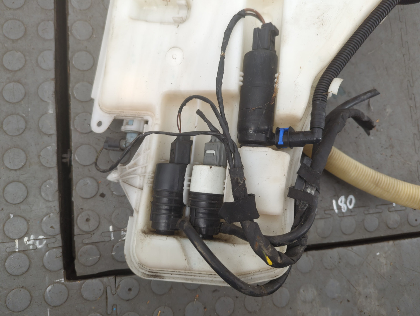 Бачок омывателя лобового стекла