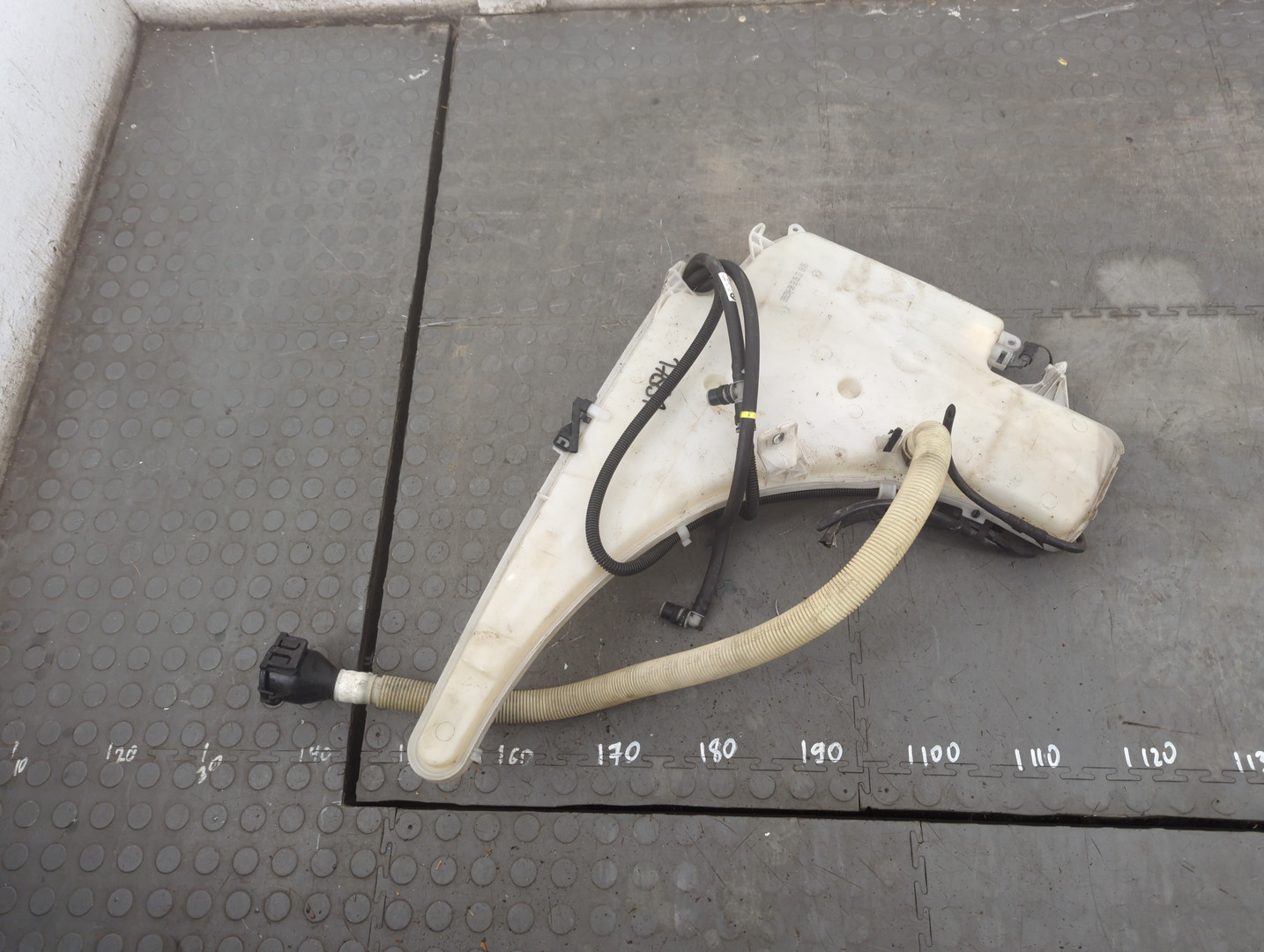 Бачок омывателя лобового стекла